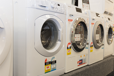 A row of washing machines in a store with the Water Rating label.